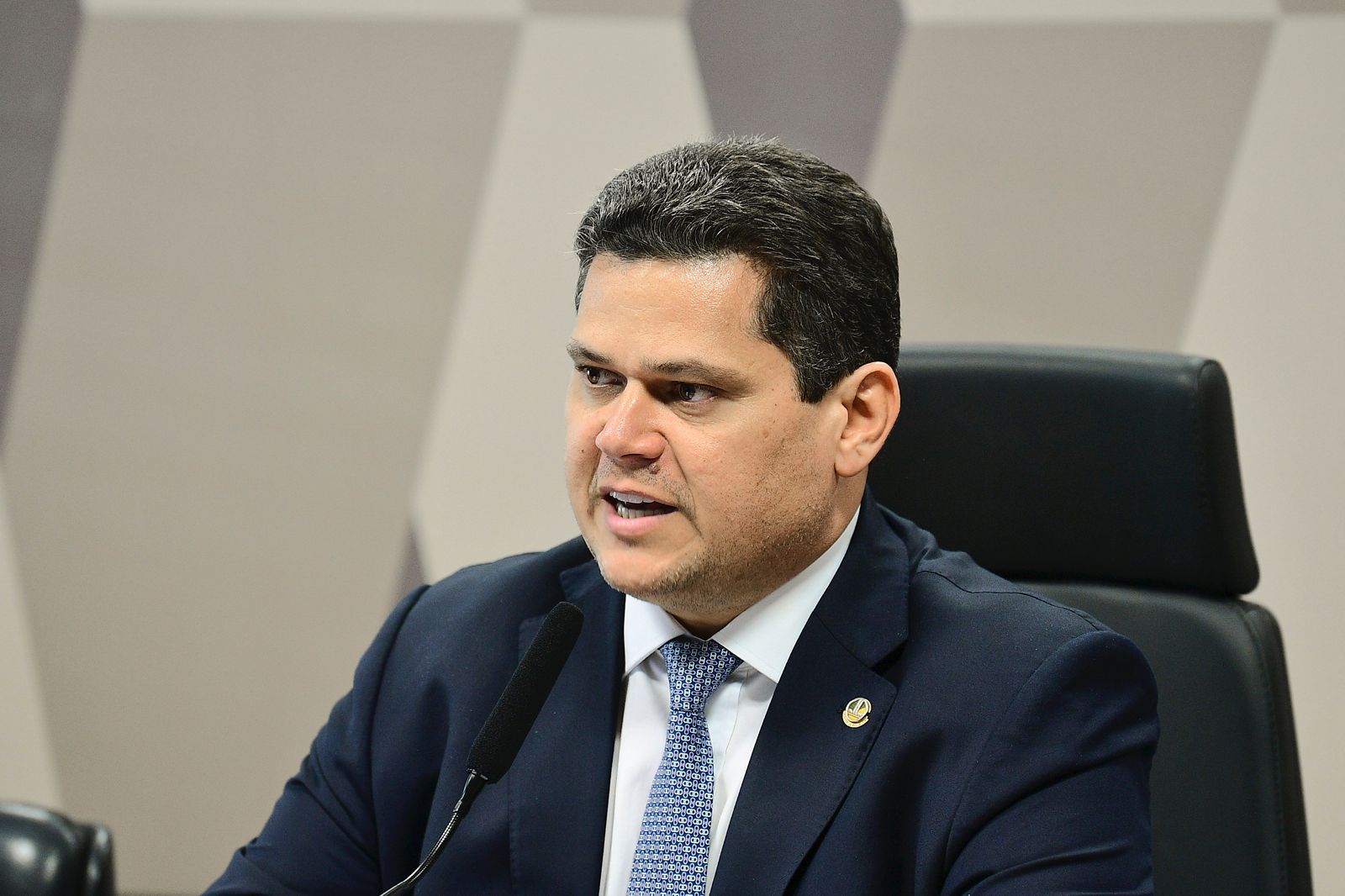 Davi preside CCJ por 13 horas e comissão aprova regulamentação da reforma tributária