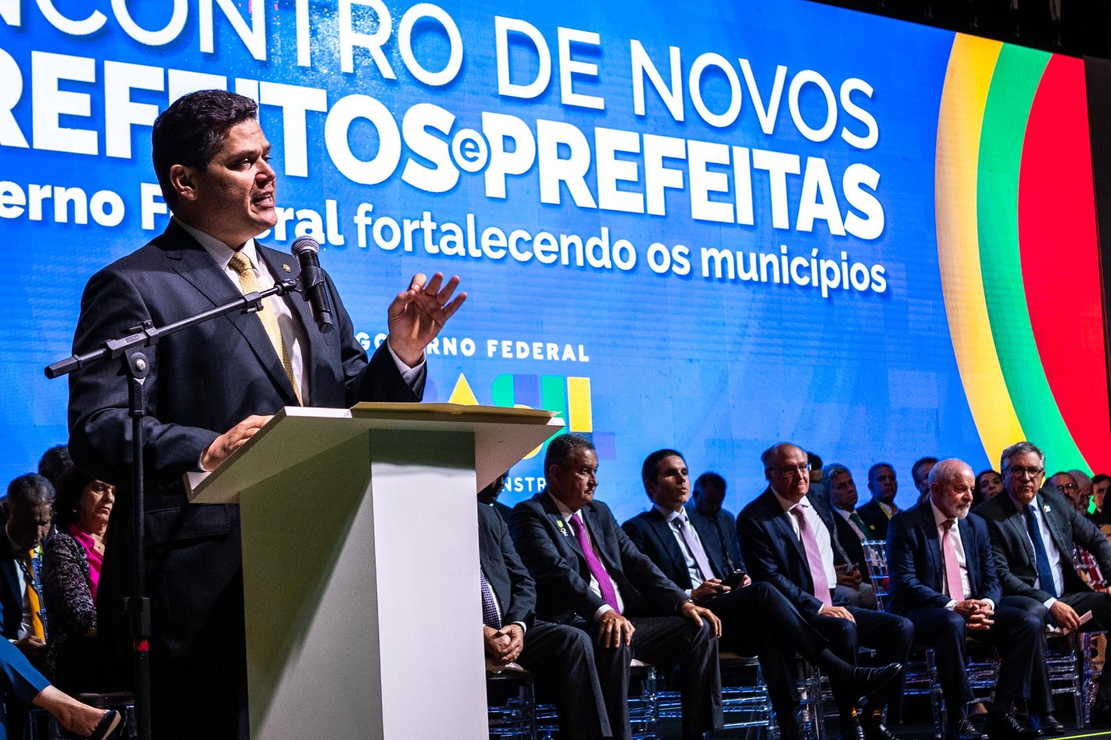 Alcolumbre reforça compromisso com municípios e descentralização de recursos em encontro nacional de prefeitos